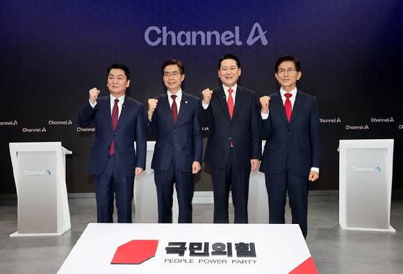 10일 서울 광화문 채널A스튜디오에서 국민의힘 8·22 전당대회 첫 방송토론회에 앞서 안철수(왼쪽부터), 조경태, 장동혁, 김문수 후보가 기념촬영을 하고 있다. [사진=연합뉴스]
