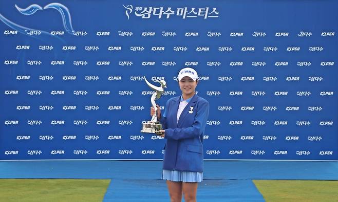 ‘제12회 제주삼다수 마스터스’ 우승을 차지한 고지원 선수가 기념촬영을 하고 있다.