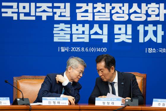 정청래 더불어민주당 대표가 6일 서울 여의도 국회에서 열린 국민주권 검찰정상화 특별위원회 출범식 및 1차 회의에 참석해 민형배 위원장과 대화하고 있다. 뉴스1