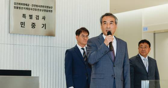 윤석열 전 대통령의 부인 김건희 여사 의혹 관련 사건을 맡은 민중기 특별검사가 지난달 2일 오전 서울 종로구 KT광화문빌딩 웨스트에 마련된 특검 사무실에서 현판 제막을 마친 뒤 발언하고 있다. 김종호 기자