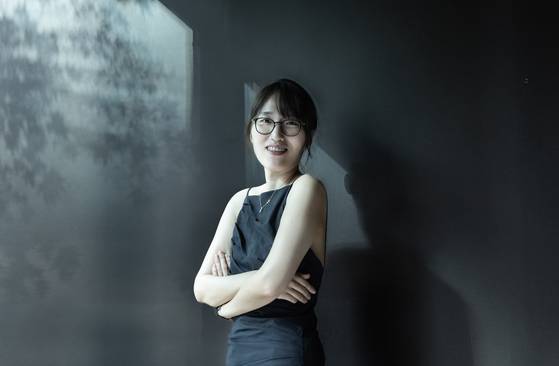 그는 다수의 인터뷰에서 스스로를 NCT WISH(엔시티 위시)의 팬이라고 밝혀왔다. 사라가 뮤지컬을 좋아하는 것처럼, 이희주에게 아이돌은 “삶을 살아가는 데에 큰 힘”이 된다. 그는 “기회가 오면 아티스트와 협업을 해보고 싶다. 스스로의 작품을 온전히 감당하는 ‘소설쓰기’와는 다른 영역이라고 생각한다”고 말했다. 권혁재 사진전문기자