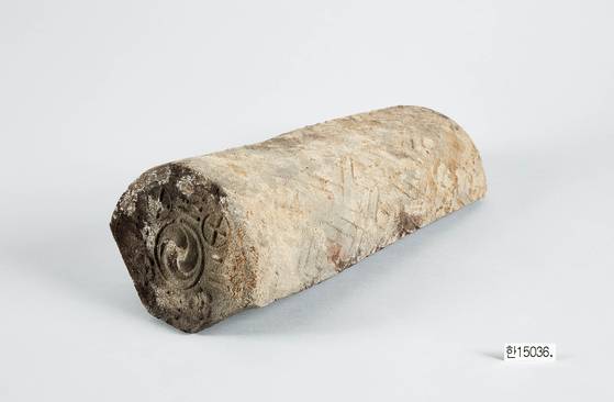 8일 서울 종로구 대한민국역사박물관에서 광복 80주년 기념 특별전 '태극기, 함께해 온 나날들'이 개막했다. 전시에 나온 명동촌 태극문양 수막새기와. 일제 탄압을 피해 북간도로 이주한 한인들이 민족교육운동을 벌였던 명동촌에서 출토됐다. 사진 대한민국역사박물관