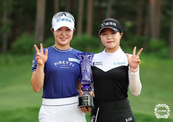 KLPGA 투어 역대 두 번째로 우승 자매 기록을 쓴 언니 고지우(왼쪽)와 동생 고지원. 사진 KLPGA