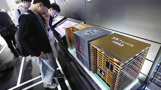 지난 4월 서울 코엑스에서 열린 월드 IT쇼에 전시된 SK하이닉스 HBM 모형. AP=연합뉴스