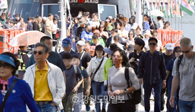 ▲ 춘천 남이섬 선착장이 나들이를 나온 관광객으로 붐비고 있다. 본사DB