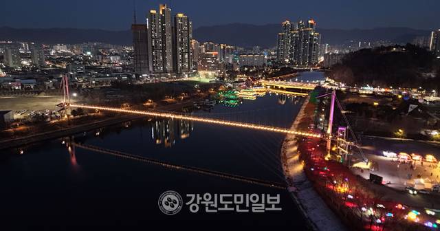 ▲ 춘천시 의암호 수변 전망 출렁다리인 ‘춘천사이로 248’을 중심으로 한 춘천시 모습. 본사DB