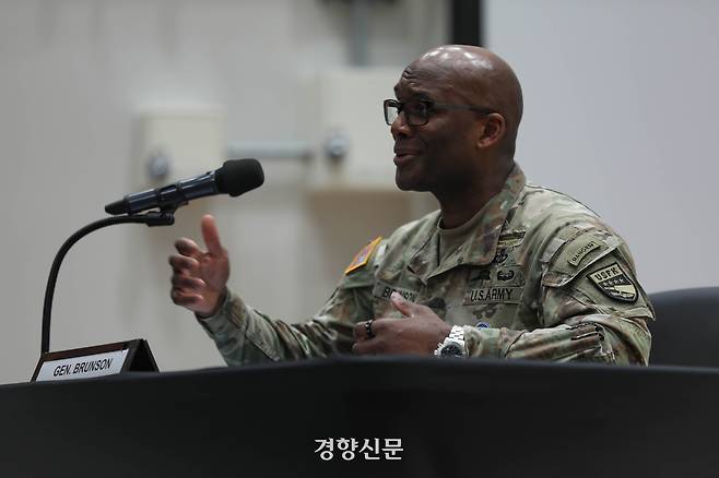 제이비어 브런슨 주한미군사령관(한·미연합군사령관·유엔군사령관 겸직)이 지난 8일 경기 평택 캠프 험프리스에서 열린 기자 간담회에서 발언을 하고 있다. 주한미군사령부 제공