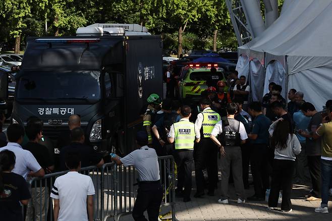 10일 폭발물 설치 신고가 접수된 서울 올림픽공원 KSPO돔(올림픽체조경기장)에서 경찰특공대 및 소방 관계자들이 주변을 살피고 있다. 연합뉴스