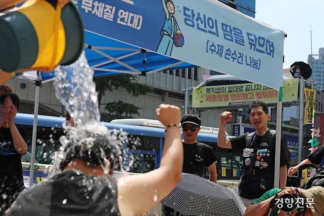 참가자가 아이스 버킷 챌린지를 하고 있다.