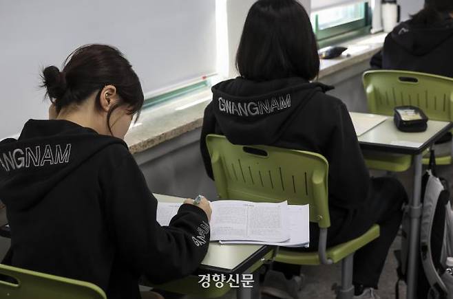 2026학년도 대학수학능력시험 6월 모의고사가 열린 지난 6월 4일 오전 서울 광진구 광남고등학교에서 3학년 학생들이 시험 준비를 하고 있다. 사진공동취재단