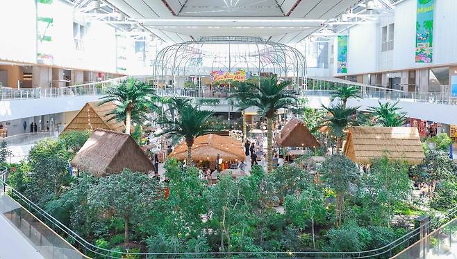 Sounds Forest indoor garden on the fifth floor of The Hyundai Seoul in Yeongdeungpo District, western Seoul [HYUNDAI DEPARTMENT STORE]