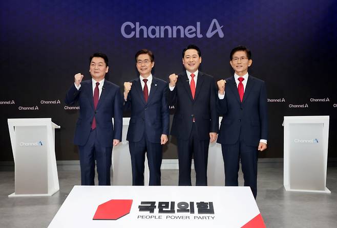 안철수(왼쪽부터)·조경태·장동혁·김문수 국민의힘 당대표 후보가 10일 채널A스튜디오에서 국민의힘 첫 방송토론회에 나오기 전 기념사진을 촬영하고 있다. 연합뉴스