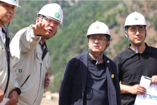 김성환 환경부 장관(오른쪽 두번째)이 최근 경북 봉화군 영풍 석포제련소를 방문해 아연 생산 공정 및 환경관리현황에 대한 설명을 듣고, 철저한 환경안전 관리를 당부하고 있다. 환경부 제공