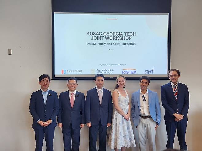 오태석 한국과학기술기획평가원(KISTEP) 원장과 정우성 한국과학창의재단 이사장, 윤지웅 과학기술정책연구원(STEPI) 원장, 캐시디 수기모토 조지아공대 공공정책학부 학장(왼쪽부터)이 8일(현지시간) 애틀란타에서 열린 한미과학자 대회 워크숍에서 기념촬영을 하고 있다. [사진=창의재단]