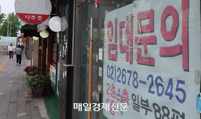 지난 8일 오후 서울 영등포구청 인근 먹자골목 상점에 임대문의 현수막이 걸려있다. [이승환기자]