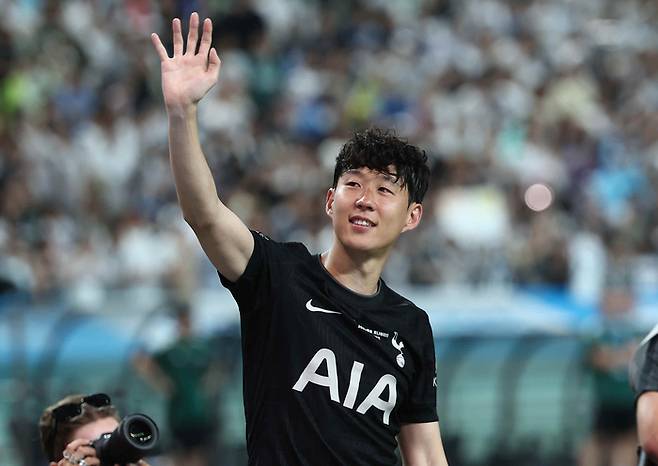 손흥민이 지난 8월 3일 서울월드컵경기장에서 열린 ‘2025 쿠팡플레이 시리즈’ 뉴캐슬 유나이티드와 프리시즌 경기를 마친 뒤 팬들에게 인사하고 있다. 이날 경기는 손흥민의 토트넘 핫스퍼 고별전으로 치러졌다. (연합뉴스)