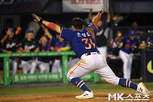 10일 오후 서울 잠실야구장에서 ‘2025 KBO리그’ 한화 이글스와 LG 트윈스의 경기가 열렸다. 7회초 1사 3루에서 한화 문현빈 땅볼 때 손아섭이 홈에서 세이프 되고 있다. 사진(잠실 서울)=천정환 기자