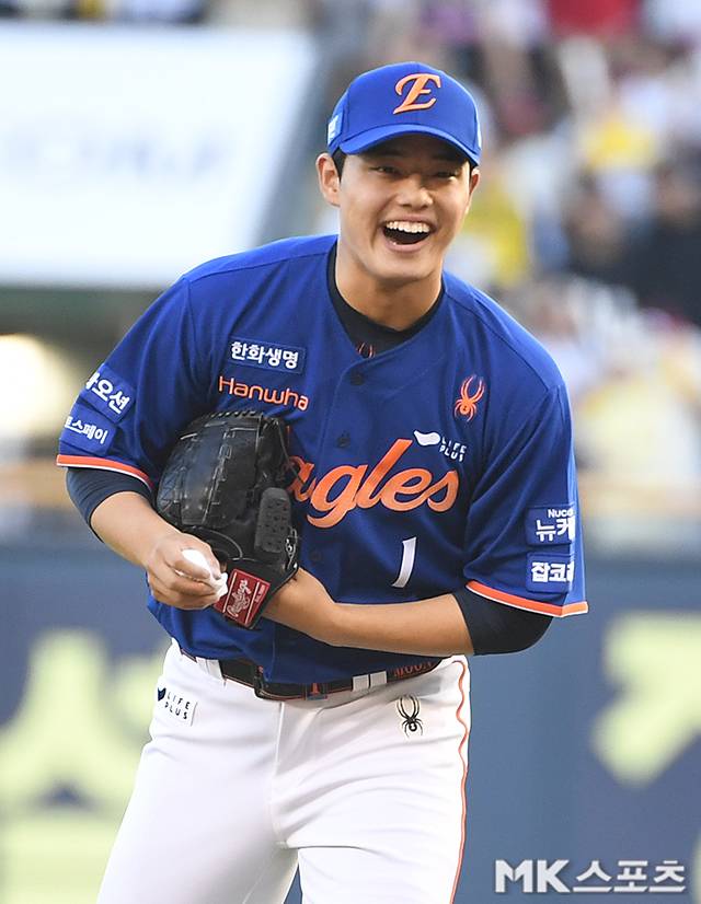 10일 오후 서울 잠실야구장에서 ‘2025 KBO리그’ 한화 이글스와 LG 트윈스의 경기가 열렸다. 한화 선발 문동주가 투구를 준비하고 있다. 사진(잠실 서울)=천정환 기자