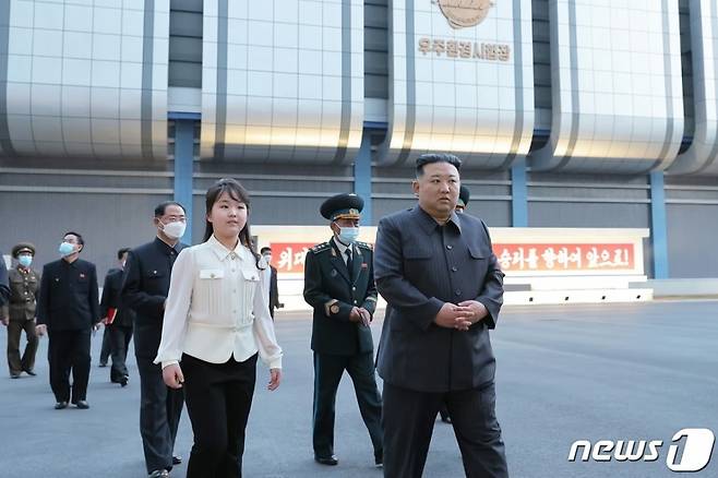 2023년 4월 19일 김정은 총비서가 딸 김주애를 동행해 국가우주개발국을 현지지도하는 모습. /사진=뉴스1