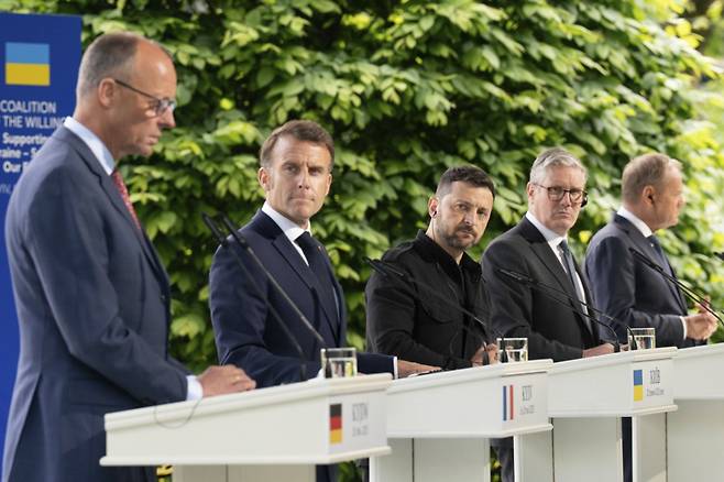 지난 5월10일(현지 시간) 우크라이나 키이우 대통령궁에서 프리드리히 메르츠 독일 총리(왼쪽부터), 에마뉘엘 마크롱 프랑스 대통령, 볼로디미르 젤렌스키 우크라이나 대통령, 키어 스타머 영국 총리, 도날트 투스크 폴란드 총리가 회담 후 공동 기자회견을 하고 있다. /AP=뉴시스