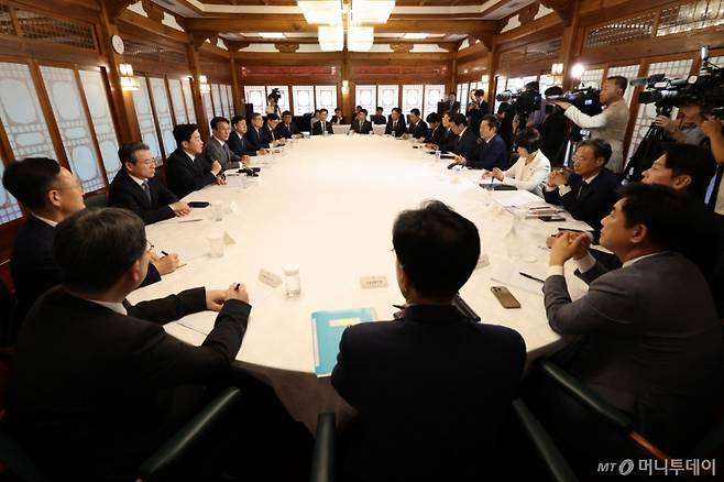 [서울=뉴시스] 김명원 기자 = 김민석 국무총리와 정청래 더불어민주당 대표,  강훈식 대통령실 비서실장 및 참석자들이 10일 서울 종로구 삼청동 총리공관에서  제2차 고위당정협의회를 하고 있다. (공동취재) 2025.08.10. photo@newsis.com /사진=