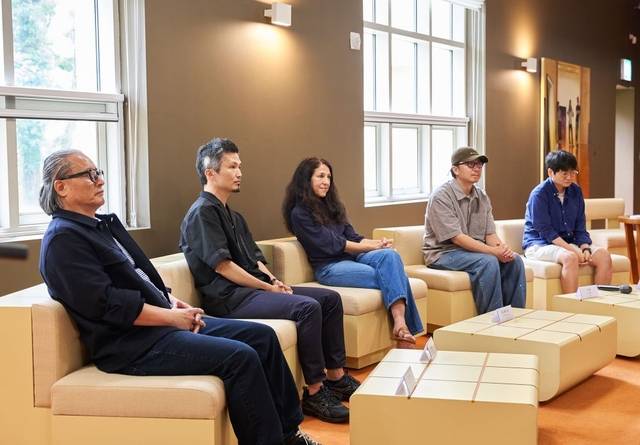 지난 8일 제주 서귀포 포도뮤지엄에 열린 전시 ‘우리 이토록 작은 존재들’ 기자간담회에 참석한 참여 작가들.  김한영(왼쪽부터)·쇼 시부야·애나벨 다우·이완·부지현 작가. 포도뮤지엄 제공