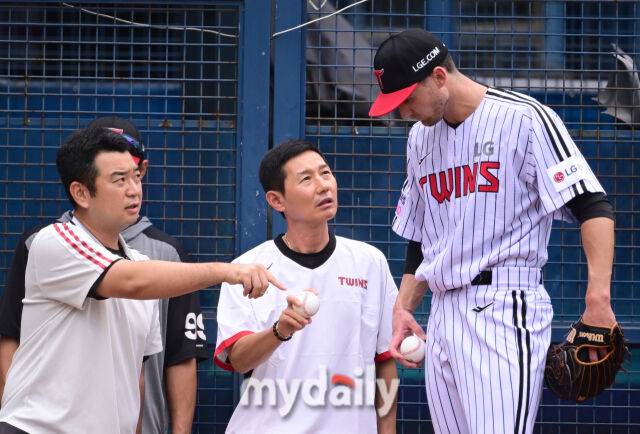 LG 염경엽 감독이 불펜 투구를 하고 있는 톨허스트에게 포크볼 그립 변경을 제안하고 있다 / 잠실 = 유진형 기자 zolong@mydaily.co.kr