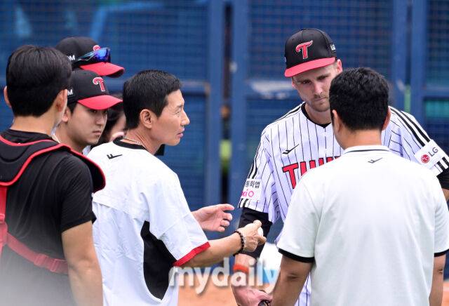 LG 염경엽 감독이 불펜 투구를 마친 톨허스트에게 포크볼 그립 변경을 제안하고 있다 / 잠실 = 유진형 기자 zolong@mydaily.co.kr