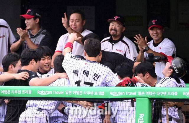 2025년 8월 9일 오후 서울 잠실구장에서 열린 '2025 신한 SOL뱅크 KBO 리그' 한화 이글스와 LG 트윈스의 경기. LG가 2회까지 6득점 하자 더그아웃 선수들이 기뻐하고 있다./잠실 = 유진형 기자