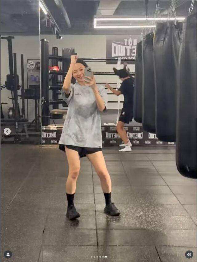 셀카 찍는 금새록 뒤에서 장난스럽게 춤을 추는 유이. / 금새록 소셜미디어