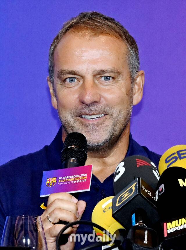 FC 바르셀로나 한지 플릭 감독이 30일 오후 서울 광화문 포시즌스호텔에서 진행된 'FC 바르셀로나 2025 아시아투어 에디션' 기자회견에서 이야기를 하고 있다.