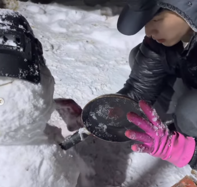 노재윤이 눈사람을 만들고 있다./노재윤 SNS