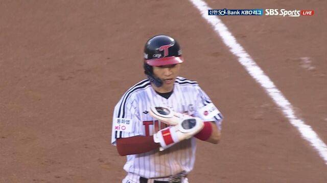 LG 박해민이 염경엽 감독의 지시를 이해했다는 듯 X자를 그리고 있다./티빙 캡처