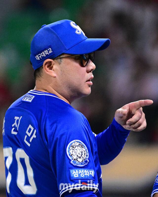 2025년 8월 7일 오후 인천 SSG랜더스필드에서 열린 '2025 신한 SOL뱅크 KBO 리그' 삼성 라이온즈와 SSG랜더스의 경기 삼성 박진만 감독이 6-1로 승리한 뒤 기뻐하고 있다./마이데일리