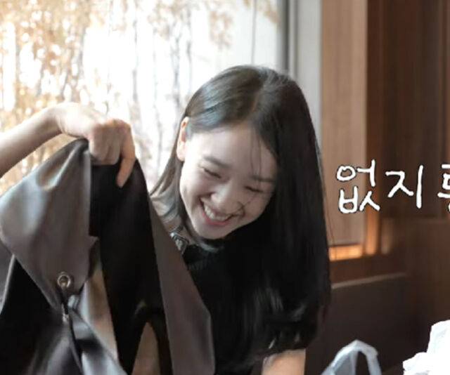손연재의 가방에는 물건이 몇 개 없어 털털한 모습을 보였다. / 유튜브 '손연재'