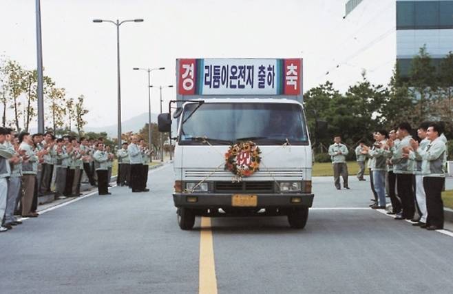 삼성SDI가 지난 1998년 10월 당시 최고 용량인 1650mAh 원통형 리튬이온배터리를 출하하는 모습 [삼성SDI 제공]