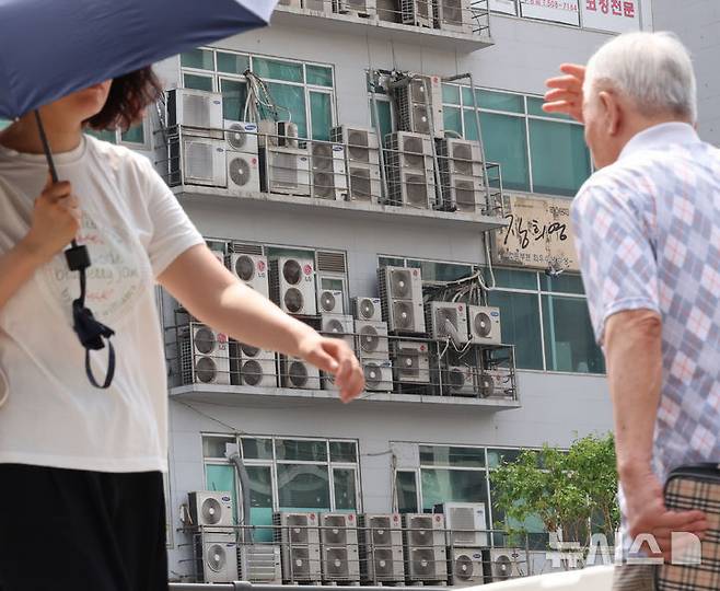 [인천=뉴시스] 전진환 기자 = 전국적인 폭염이 이어지고 있는 9일 인천 부평구의 한 건물 외벽에 설치된 에어컨 실외기가 빠르게 돌아가고 있다. 전력거래소는 지난 8일 오후 6시 기준 전력수요가 95.7GW를 기록하며 7월 기준 역대 최고치를 경신했다고 밝혔다. 2025.07.09. amin2@newsis.com