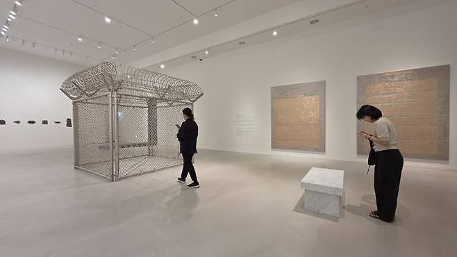 [사진=박현주 미술전문기자]포도뮤지엄 '우리 이토록 작은 존재들' 전시 전경. 제니 홀저 작품과 라이자 루의 비즈로 만든 '아름다운 철조망 감옥'이 눈길을 사로잡는다.  *재판매 및 DB 금지