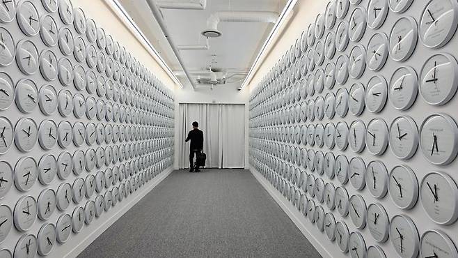 [사진=박현주 미술전문기자]이완의 고유시. 560개의 흰 시계가 제각각 다른 속도로 째깍거리는 설치 작품. *재판매 및 DB 금지