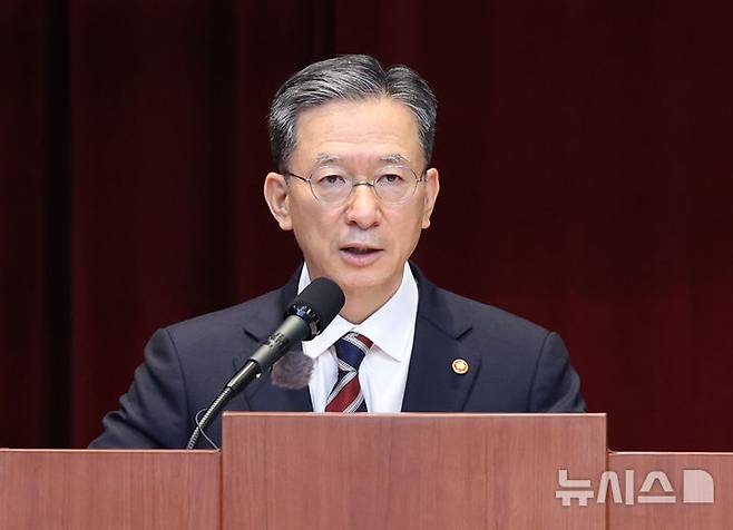 [과천=뉴시스] 김진아 기자 = 정성호 법무부 장관이 윤석열 전 대통령 체포영장 집행 과정에서 불거진 물리력 동원 등 논란에 대해 해명했다. 사진은 정 장관.  2025.08.01. bluesoda@newsis.com