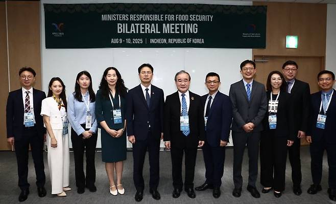 [영종도=뉴시스] 농림축산식품부는 지난 9일부터 이틀간 인천에서 열린 아시아태평양경제협력체(APEC) 식량안보 장관회의를 계기로 캐나다·뉴질랜드·대만·필리핀·미국 등 회원국 고위 인사들과 잇따라 면담을 갖고 농업 협력 확대 방안을 논의했다고 10일 밝혔다. 사진은 한국 대표단이 이날 후 종이(Hu, Jong-I) 대만 농업부 차관 등과 면담을 진행하고 단체사진을 찍고 있는 모습.  (사진=농식품부 제공) 2025.08.10. photo@newsis.com *재판매 및 DB 금지