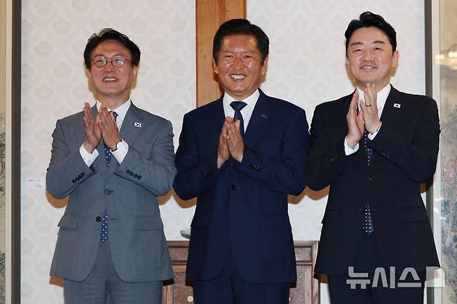 [서울=뉴시스] 김명원 기자 = 김민석(왼쪽) 국무총리와 정청래(가운데) 더불어민주당 대표,  강훈식 대통령실 비서실장이 10일 서울 종로구 삼청동 총리공관에서 열린 제2차 고위당정협의회에 앞서 기념촬영을 하고 있다. (공동취재) 2025.08.10. photo@newsis.com
