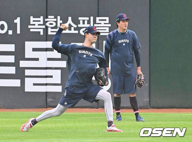 [OSEN=부산, 이석우 기자] 5일 부산 사직야구장에서 2025 신한 SOL 뱅크 KBO 리그 롯데 자이언츠와 KIA 타이거즈의 경기가 열렸다. 홈팀 롯데는 감보아가, 방문팀 KIA는 네일이 선발 출전했다.롯데 자이언츠 윤성빈과 김원중이 훈련을 하고 있다. 2025.08.05 / foto0307@osen.co.kr