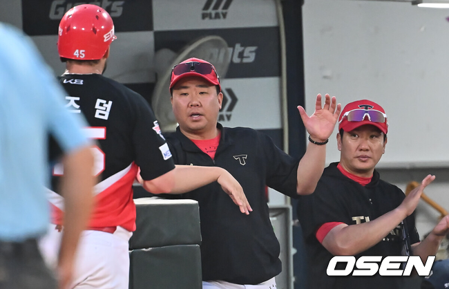 KIA 이범호 감독이 위즈덤을 환영하고 있다./OSEN DB
