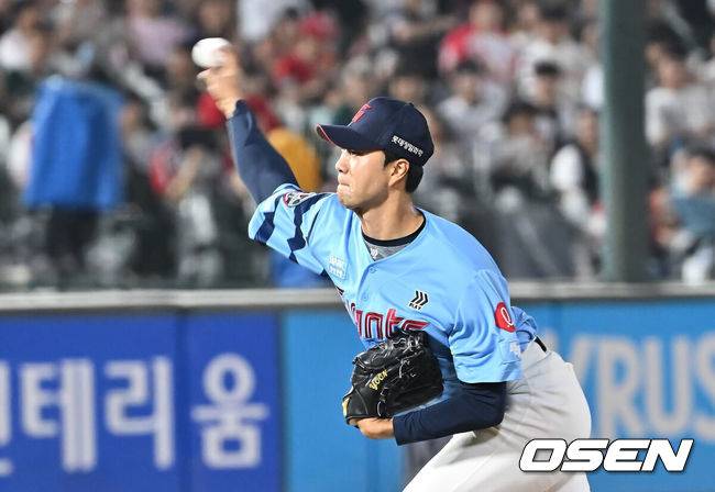 [OSEN=부산, 이석우 기자] 8일 부산 사직야구장에서 2025 신한 SOL 뱅크 KBO 리그 롯데 자이언츠와 SSG 랜더스의 경기가 열렸다. 홈팀 롯데는 나균안이, 방문팀 SSG는 최민준이 선발 출전했다.롯데 자이언츠 윤성빈이 역투하고 있다. 2025.08.08 / foto0307@osen.co.kr