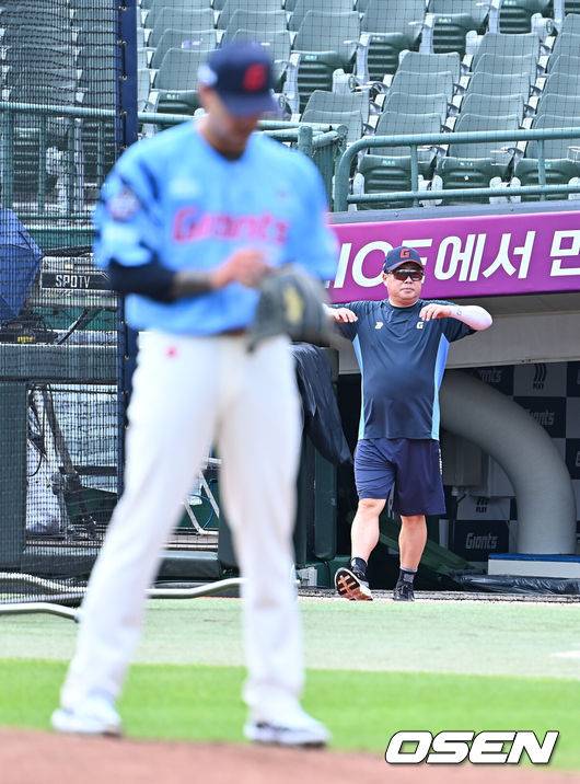 [OSEN=부산, 이석우 기자] 10일 부산 사직야구장에서 2025 신한 SOL 뱅크 KBO 리그 롯데 자이언츠와 SSG 랜더스의 경기가 열린다. 홈팀 롯데는 박세웅이, 방문팀 SSG는 김건우가 선발 출전한다.롯데 자이언츠 김태형 감독이 새 외국인 투수 벨라스케즈의 마운드 투구 훈련을 지켜보고 있다. 2025.08.10 / foto0307@osen.co.kr