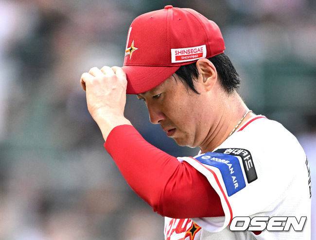 [OSEN=인천, 이대선 기자] 30일 오후 인천 SSG랜더스필드에서 2025 신한 SOL Bank KBO리그 SSG 랜더스와 키움 히어로즈의 경기가 열렸다.SSG는 문승원, 키움은 정현우를 선발 투수로 내세웠다.3회초 수비를 마친 SSG 문승원이 아쉬운 표정으로 더그아웃으로 가고 있다. 2025.07.30 /sunday@osen.co.kr