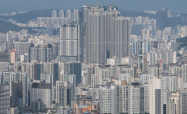 서울 도심 아파트 단지 전경. 6·27 대책 이후 잠시 둔화하던 서울 집값이 6주 만에 반등하며 일부 단지는 신고가를 경신하고 있다.