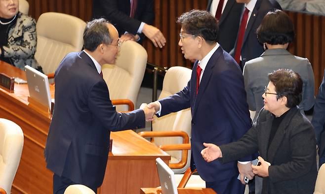 추경호 국민의힘 의원(전 원내대표)과 권성동 의원(전 원내대표). 뉴시스