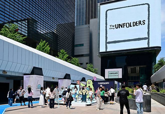 서울 코엑스 '더 갤럭시 언폴더스' 방문객들이 '갤럭시 Z 폴드7·Z 플립7'으로 아티스트 장 줄리앙의 캐릭터와 기념 촬영하는 모습. 삼성전자 제공